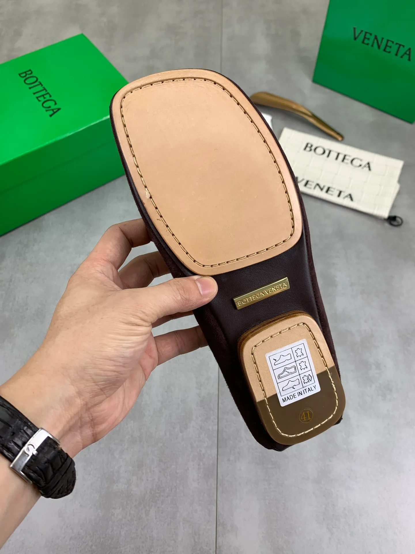 Factory price P760💰Top quality (genuine leather outsole series)💎💎💎 BOTTEGA VENETA official website synchronizes the latest model, top version of the highest version of BV business leather shoes in the market, accept material comparison, shoe type comparison, process comparison, practical and texture, versatile, suitable for any occasion, the more you look at it, the more flavorful it becomes. Pure hand-woven craftsmanship - upper material, imported original hand-woven calfskin - high-quality water-dyed sheepskin lining - original private model custom-made hand-made leather outsole -Size: female 35-39 (34 40 customized) male 39-44 (38 45 customized) Comes with original BV green box, complete packaging.